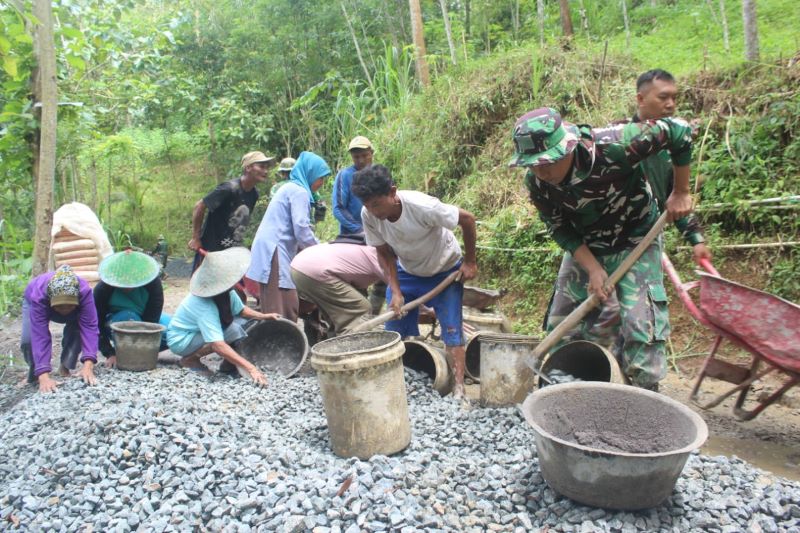 Di Antara Ember dan Molen, Gotong Royong Warga Somagede Menguatkan Jalan Harapan