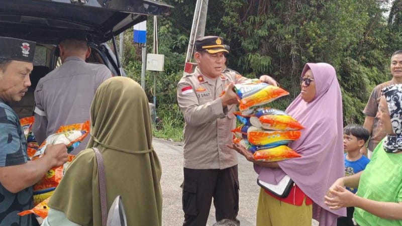 Berkah Ramadan, Polsek Sekupang Salurkan Sembako untuk Warga Kampung Parabola