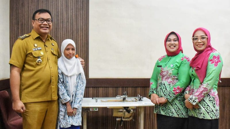 Bupati Deli Serdang Serahkan Kartu E-Toll dan Mesin Bordir untuk Generasi Muda