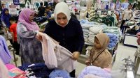 Kak Na Ajak Anak Yatim dan Warga Kurang Mampu Berbelanja Baju Lebaran di Plaza Aceh
