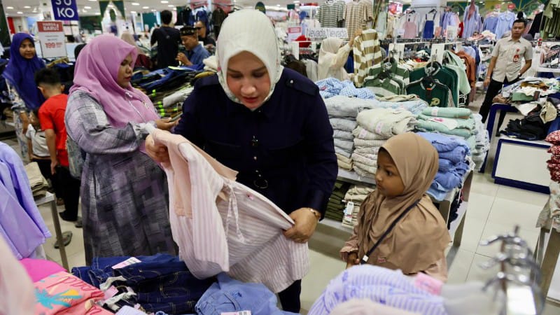 Kak Na Ajak Anak Yatim dan Warga Kurang Mampu Berbelanja Baju Lebaran di Plaza Aceh