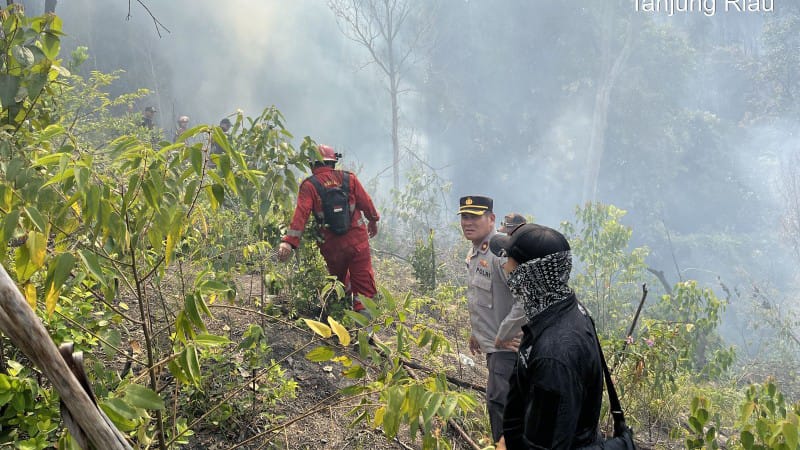 Kebakaran TPS Tanjung Riau Batam, Polisi dan Damkar Berjibaku Padamkan Api
