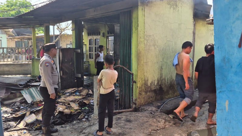 Polresta Barelang Gerak Cepat Padamkan Kebakaran Rumah di Batam