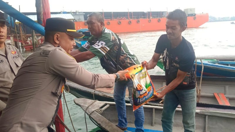 Polsek Bulang Bagikan 50 Karung Beras untuk Penambang Perahu di Ramadhan 2026