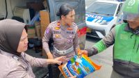 FOTO KLIK_Polwan Polresta Barelang Bagikan Sembako untuk Ojek Online di Batam Polwan Polresta Barelang Bagikan Sembako untuk Ojek Online di Batam