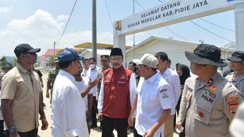 Wakil Gubernur Aceh Dampingi Menteri RI Serahkan Bantuan di Pidie Jaya