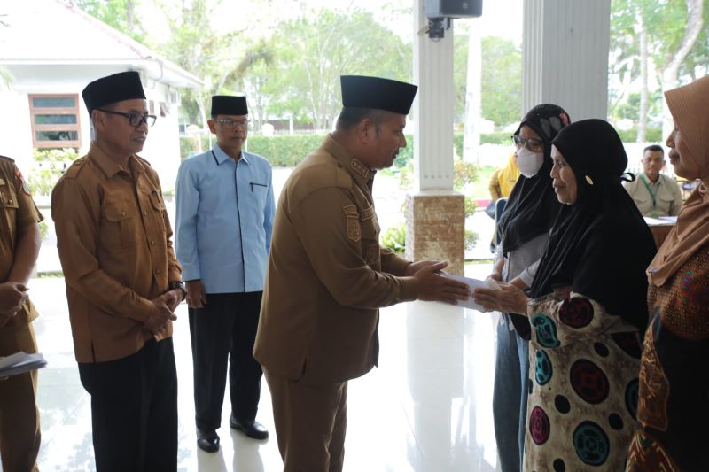 BAZNAS Asahan Salurkan ZIS untuk Petugas Kebersihan DLH di Kisaran