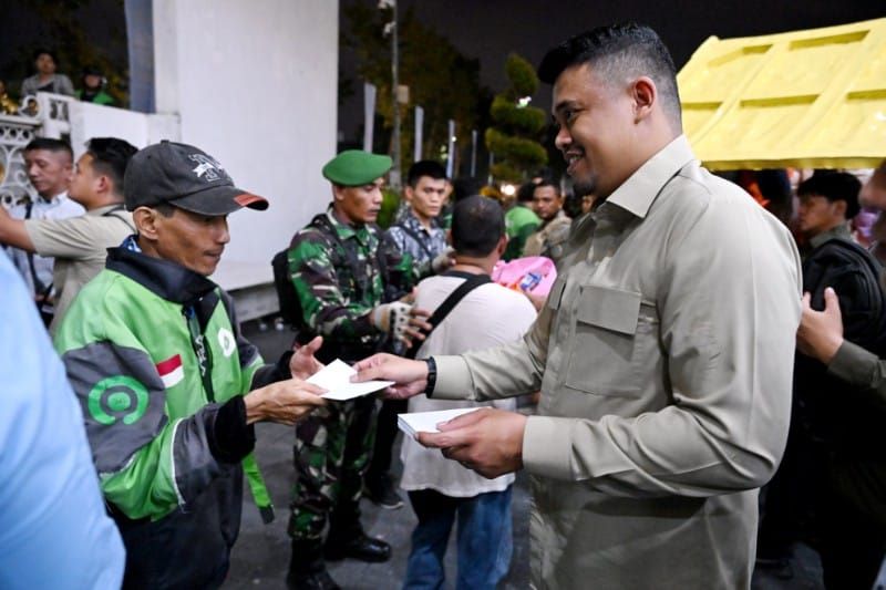 Bobby Nasution Bagikan 2.500 Paket Sembako dari Presiden Prabowo di Malam Idulfitri 2026