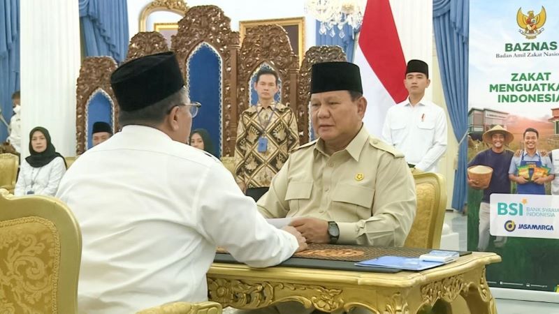 Prabowo dan Gibran Tunaikan Zakat di Istana Negara