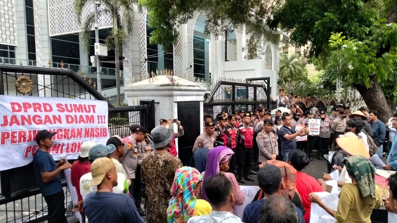 Puluhan Petani Bawang Karo Demo di DPRD Sumut, Desak Penertiban Impor Ilegal dan Bongkar Mafia Pangan