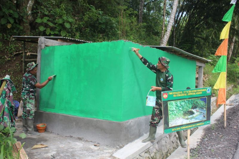 Satgas TMMD Ke-127 Kodim 0709/Kebumen Finishing Pengecatan Pipanisasi Air Bersih di Desa Somagede