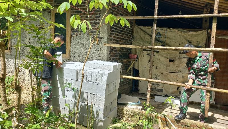 Sentuhan Prajurit di Dinding Harapan, Satgas TMMD ke-127 Kodim Kebumen Bangun MCK Warga Desa Somagede