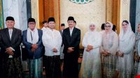 Gus Ipul Salat Idulfitri di Masjid Al Akbar Surabaya