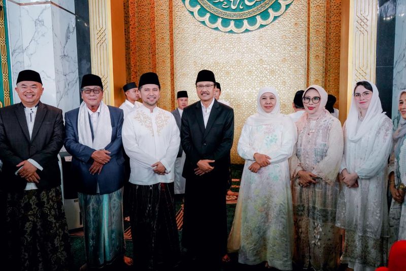Gus Ipul Salat Idulfitri di Masjid Al Akbar Surabaya
