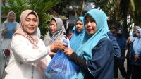 DWP Unimed Bagikan 256 Paket Sedekah Ramadan untuk Tenaga Kebersihan