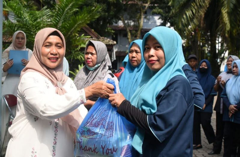DWP Unimed Bagikan 256 Paket Sedekah Ramadan untuk Tenaga Kebersihan