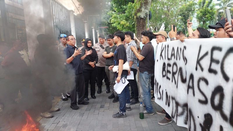Mahasiswa Demo DPRD Medan, Tuntut Penutupan Pabrik Kecap Diduga Cemari Lingkungan