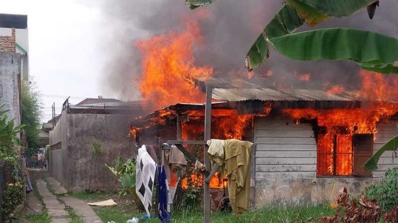 Kebakaran Hanguskan Rumah di Medan Barat, Seorang Anak Alami Luka Bakar Ringan