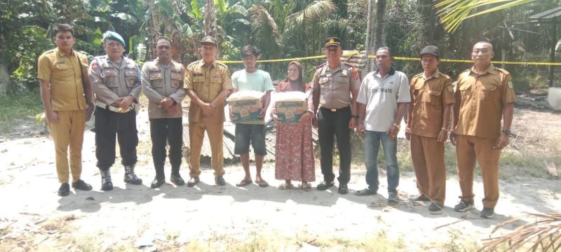Polsek Teluk Mengkudu Salurkan Bantuan Korban Kebakaran di Desa Bogak Besar