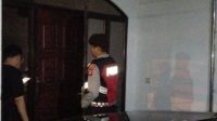 Respons Cepat Laporan 110, Polsek Lubuk Baja Tangani Warga Terkunci di Dalam Rumah