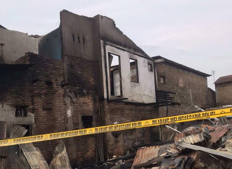 Kebakaran di Medan Polonia: 4 Rumah Hangus Diduga Akibat Ledakan Tabung Gas LPG