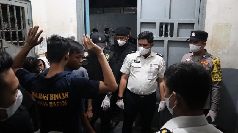 Kalapas Batam Pimpin Razia Gabungan, APH dan Satopspatnal Sisir Kamar Hunian Warga Binaan