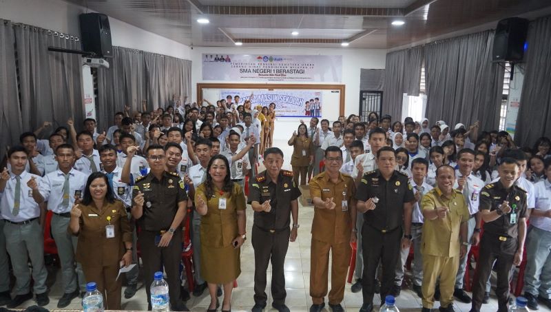 Jaksa Masuk Sekolah di Karo, Kajari Edmon Noferi Purba Motivasi Siswa Jadi Generasi Berintegritas dan Siap Bersaing Global