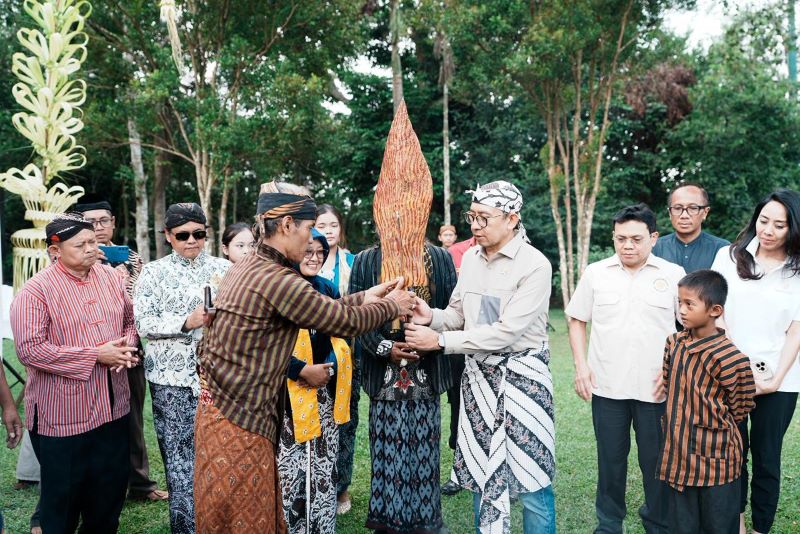 Fadli Zon Hadiri Ritual Boyongan “Mbah Bhelet”, Arca Unfinished Buddha Dipindahkan di Kawasan Borobudur