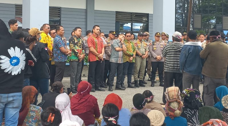 Warga Daulu dan Semangat Gunung Geruduk Kantor Bupati Karo, Tolak Mandat Baru Retribusi Pemandian Air Panas