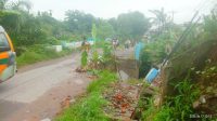 Jembatan Titi Kayu Raja Terancam Putus, Bahu Penahan Ambrol Dihantam Hujan Deras dan Truk Bertonase Berat