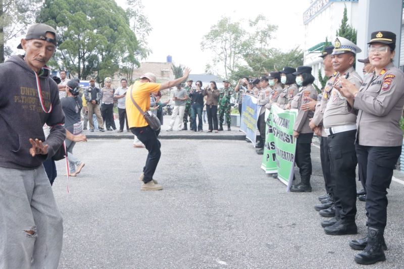 Polres Karo Kawal Aksi Unjuk Rasa Warga Doulu dan Semangat Gunung di Kantor Bupati Karo, Situasi Tetap Kondusif