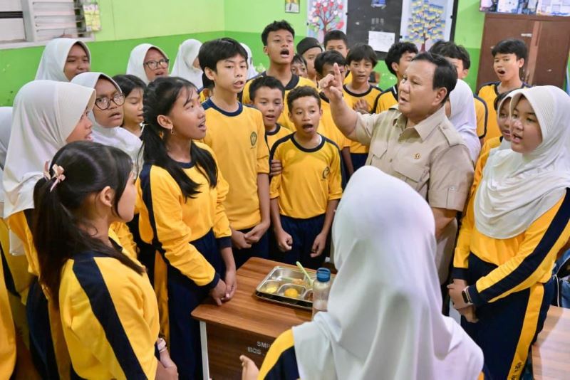 Prabowo Tinjau Program Makan Bergizi Gratis di SMPN 111 Jakarta, Ajak Siswa Bermimpi Raih Masa Depan Gemilang