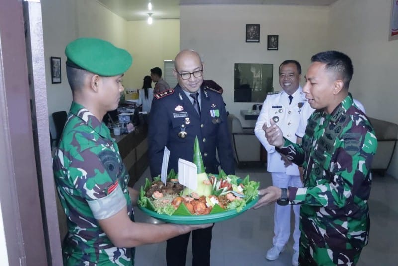HUT Polri Ke 80, Forkopimda Karo Serahkan Kue dan Tumpeng di Polres Karo