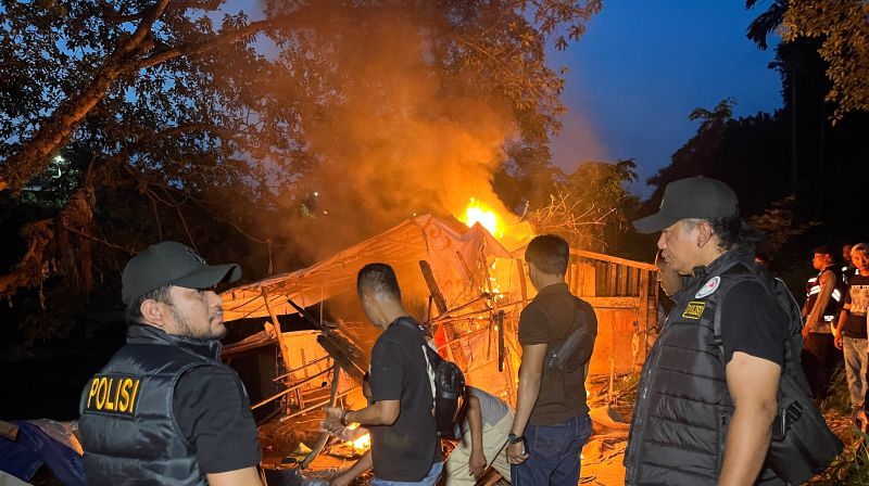 Gerebek Barak Narkoba di Klambir V, Satres Narkoba Polrestabes Medan Tangkap Pengedar, Bangunan Dibakar
