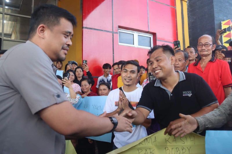 Gubernur Bobby "Turun Gunung" 5 Hari di Nias: Cek Sekolah, Puskesmas, Jalan Rusak, Sampai Nonton Final Piala Dunia Bareng Warga
