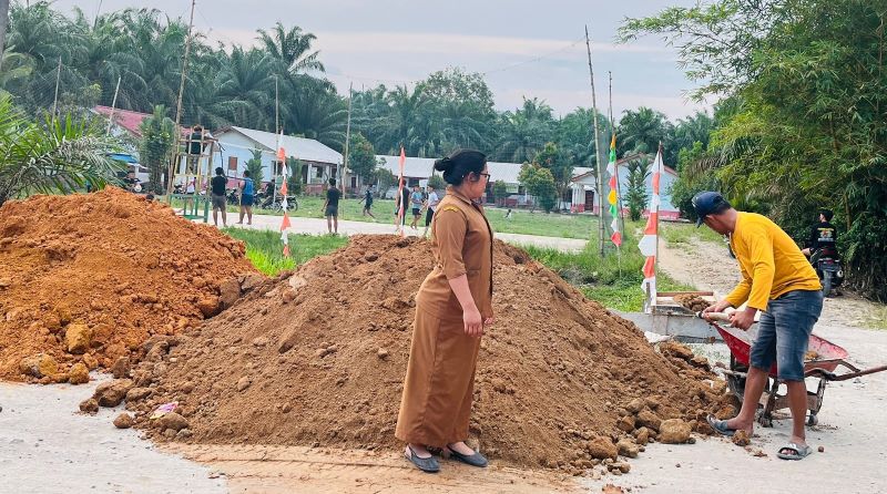Peduli Dunia Pendidikan, AKP Hardiyanto SH MH Sumbangkan Tiga Truk Tanah Timbun di Pulo Gambut