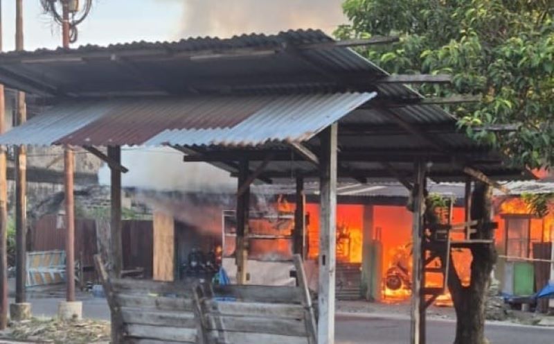 Rumah Sekaligus Tempat Jual Bensin Eceran di Medan Barat Ludes Terbakar, Pasutri Alami Luka Bakar