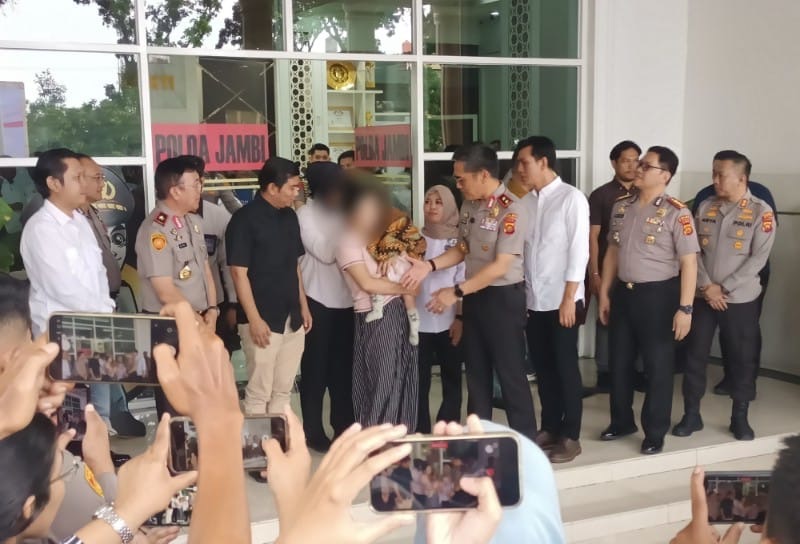 Kapolda Jambi Pimpin Konferensi Pers Dugaan TPPO, Bayi 8 Bulan Diserahkan Kembali kepada Ibu Kandung