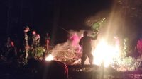 Karhutla Melanda Perkebunan PT SRL di Palas, Babinsa dan Warga Bergerak Padamkan Api