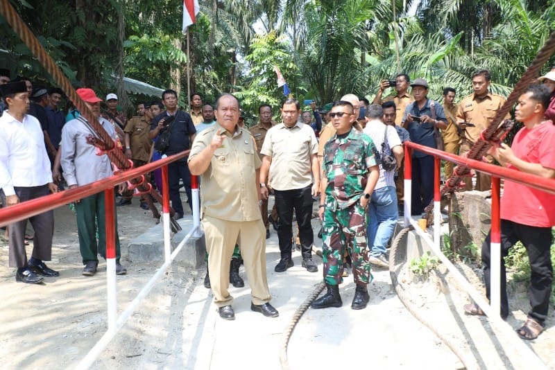 Pemerintah Kabupaten Asahan terus memacu pembangunan infrastruktur guna meningkatkan kesejahteraan masyarakat dan memperlancar mobilitas konektivitas antarwilayah. Pada Senin (24/08/2026), Bupati Asahan Taufik Zainal Abidin memimpin langsung peninjauan lapangan di tiga titik proyek pembangunan strategis.