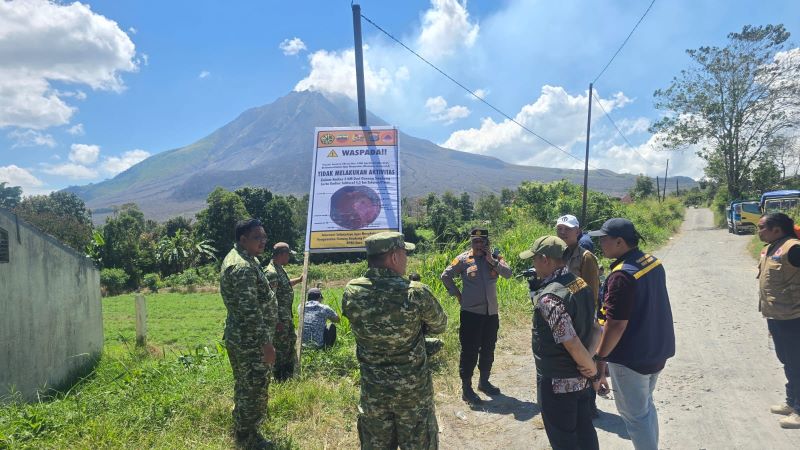 Dandim 0205/Tanah Karo Letkol Inf Robert Panjaitan Selaku Dansatgas Gunung Sinabung Gelar Patroli Ke Zona Merah