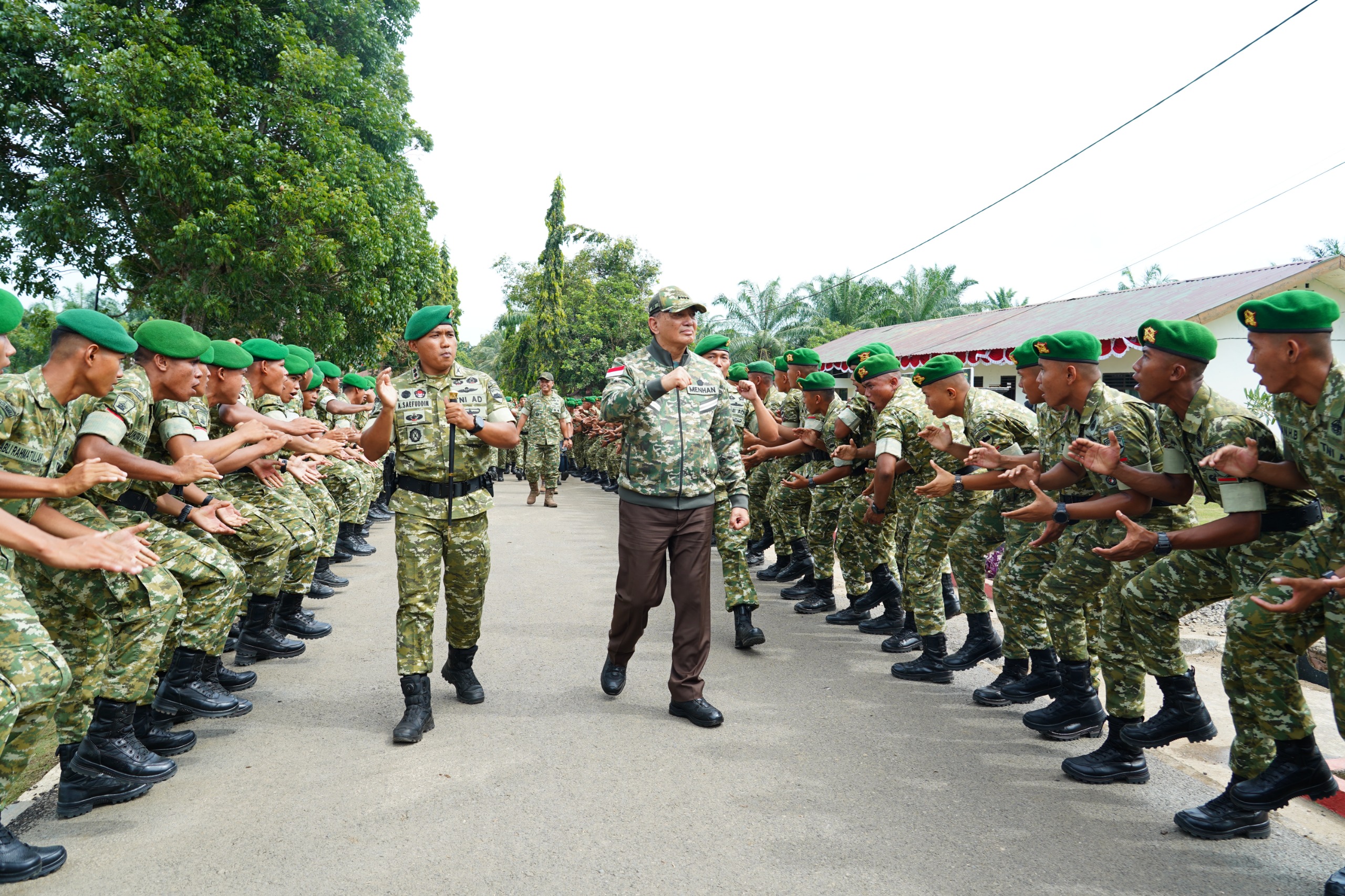 Menhan RI Sjafrie Sjamsoeddin Kunjungi Yonif TP 902/SPG Sergai, Tinjau Fasilitas dan Suntik Semangat Prajurit