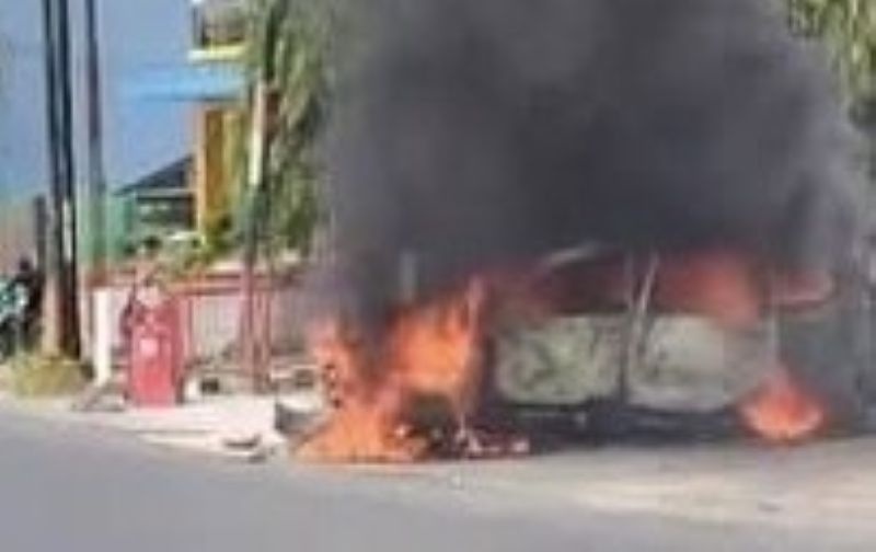 Daihatsu Xenia Terbakar Usai Isi BBM di SPBU Hamparan Perak, Pengemudi dan Penumpang Luka Bakar