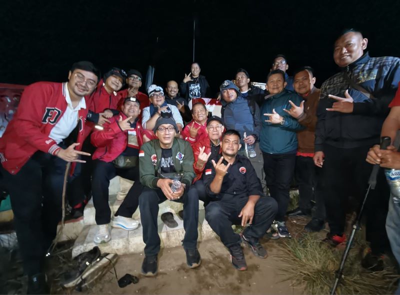Sambut HUT ke-81 RI, Hasto Daki Pusuk Buhit dan Berdoa untuk Bung Karno, Bung Hatta, Megawati, dan Bangsa Indonesia
