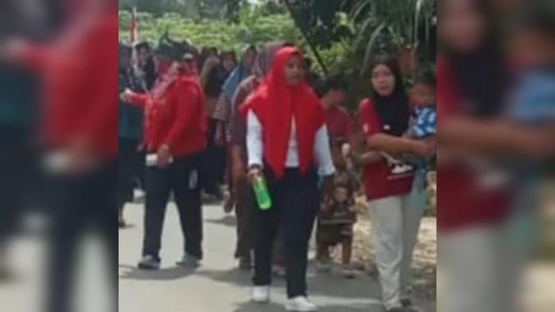 Sambut HUT ke-81 RI, Ibu-Ibu PKK dan Warga Desa Panombean Gelar Jalan Santai Sehat
