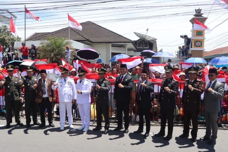 Semarak HUT RI Ke-81, Forkopimda Bagikan Bendera Merah Putih Kepada Masyarakat