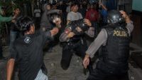 Makjang! Gerebek Tiga Sarang Narkoba, Polisi Medan Timur Dilempari Warga