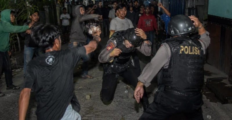 Makjang! Gerebek Tiga Sarang Narkoba, Polisi Medan Timur Dilempari Warga
