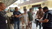 AKBP Rafli Yusuf Nugraha (kanan) menginterogasi kedua pelaku. (kliksumut.com/ist)