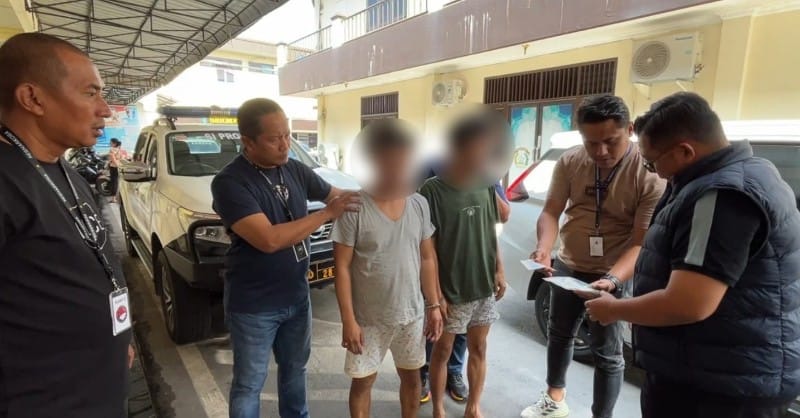 AKBP Rafli Yusuf Nugraha (kanan) menginterogasi kedua pelaku. (kliksumut.com/ist)